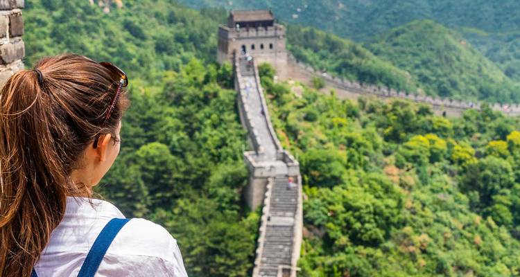 Persoon die de Chinese Muur van een afstand bekijkt.