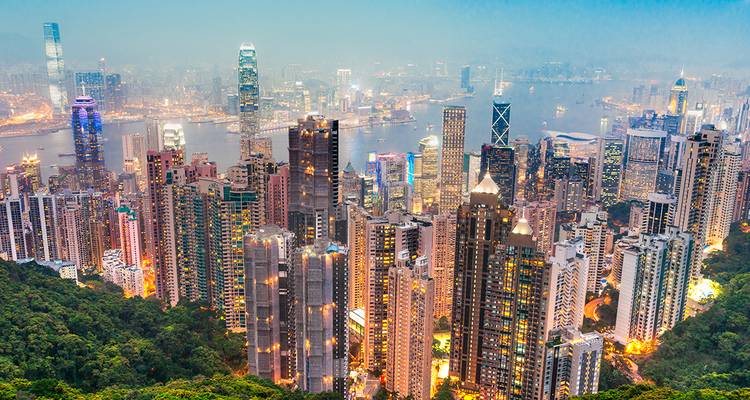 Panoramisch uitzicht op de skyline van Hong Kong bij schemering.