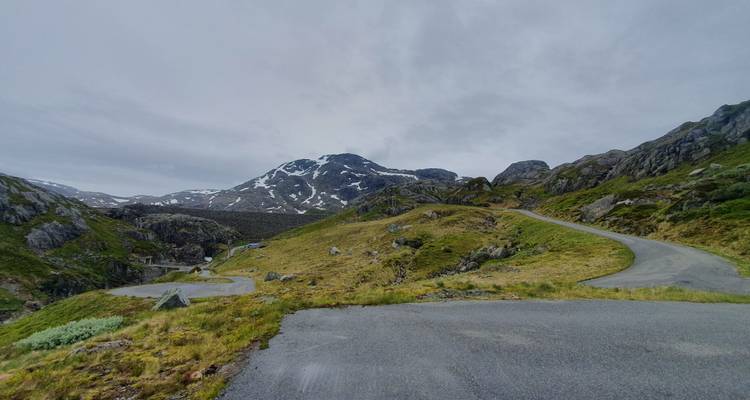 Bergstraße mit bewölktem Himmel.