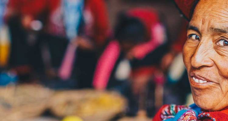 Portrait d'une femme péruvienne souriante en vêtements traditionnels