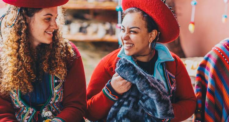 Deux femmes en tenue traditionnelle péruvienne, souriantes