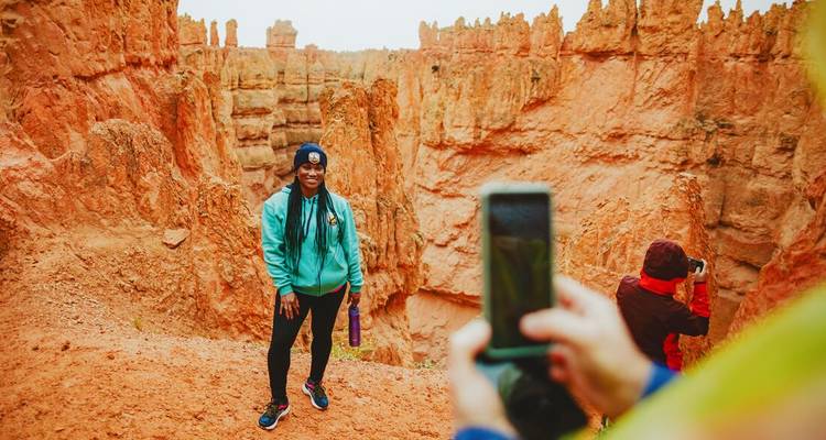 Touristes posant pour des photos au Bryce Canyon.