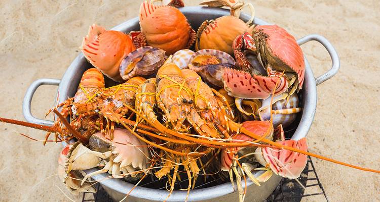 Pot de fruits de mer avec une variété de crustacés.