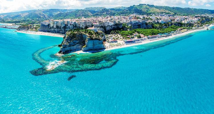 Vue aérienne d'un littoral pittoresque avec une eau bleue claire.