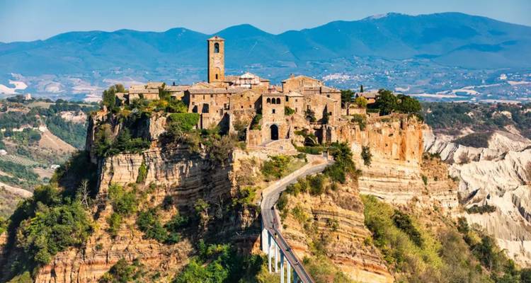 Village médiéval de Civita di Bagnoregio perché sur une colline sur des falaises de tuf en érosion reliées par un pont.