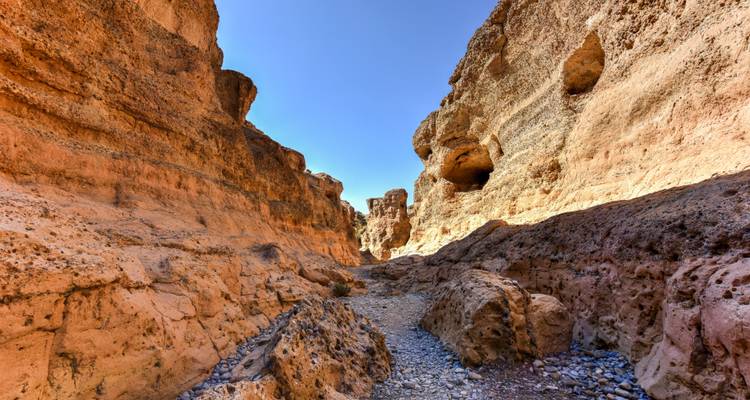 Un canyon spectaculaire avec des formations rocheuses.