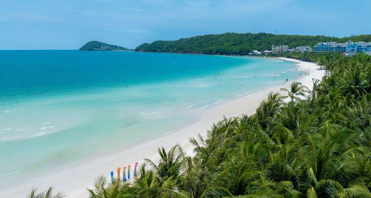 Una bahía turquesa idílica y una playa de arena blanca bordeada de palmeras en la isla de Phu Quoc.