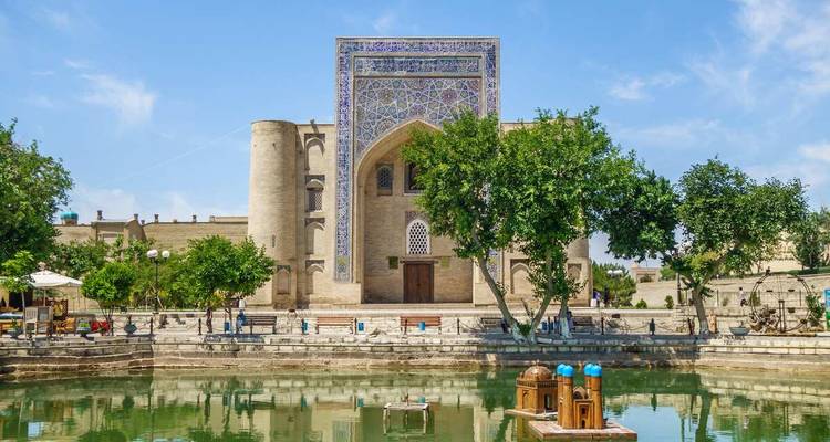 Madrasa historique avec un bassin réfléchissant.