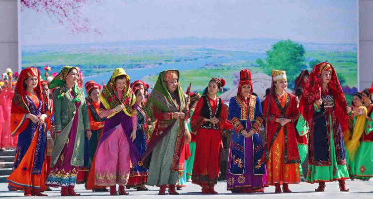 Gruppe von Frauen in leuchtend bunter traditioneller Kleidung beim Auftreten.