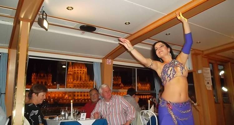 Spectacle-dîner avec une danseuse du ventre se produisant devant un public.