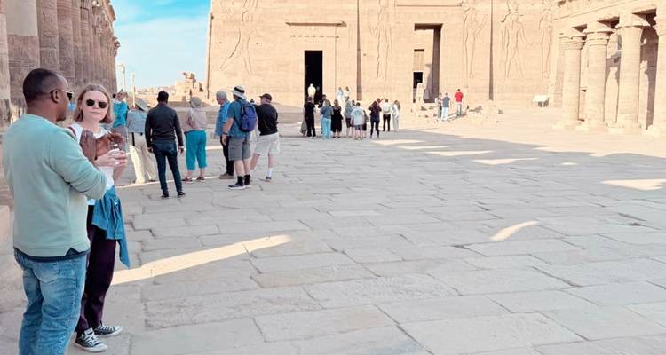 Groupe de touristes explorant un temple égyptien antique.