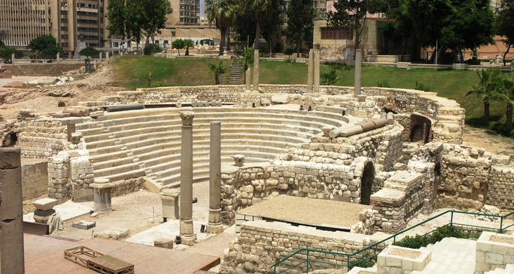 Ruines d'amphithéâtre romain à Alexandrie par une journée ensoleillée.