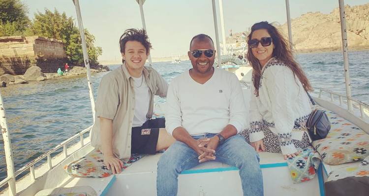 Groupe de personnes sur un bateau profitant d'une croisière fluviale.