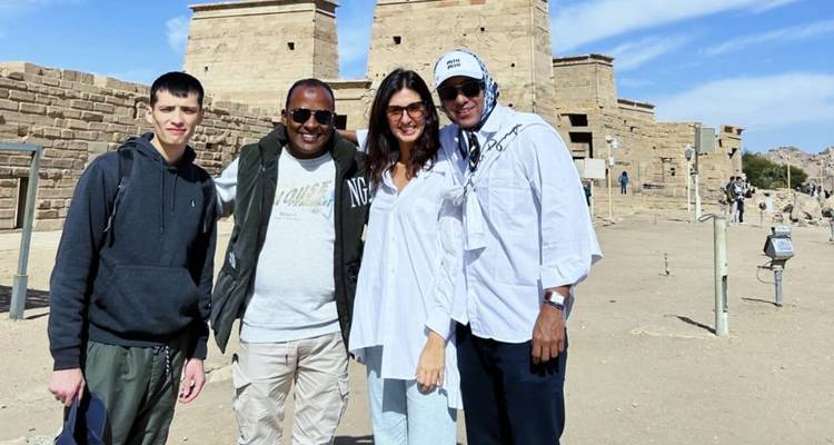 Groupe de personnes visitant le complexe du temple de Philae.