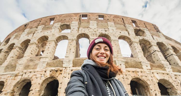 Selfie devant le Colisée à Rome, Italie.