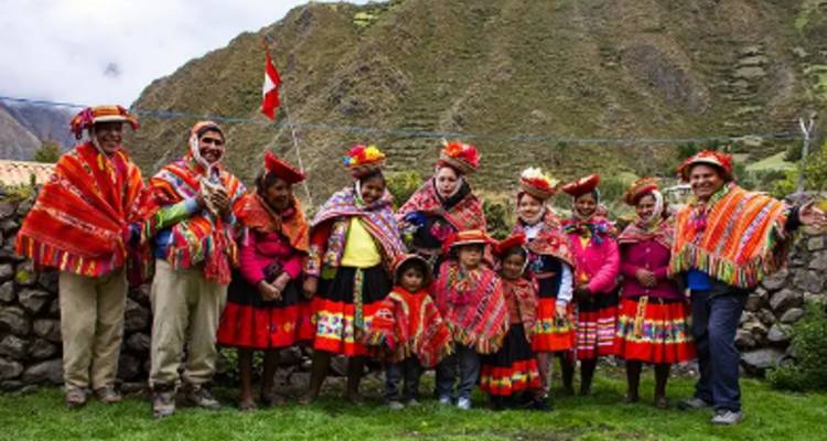 Un grupo de personas, algunas vestidas con ropa tradicional, posan al aire libre.