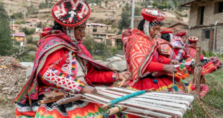Mujeres tejiendo en traje tradicional, con una marca de agua visible.