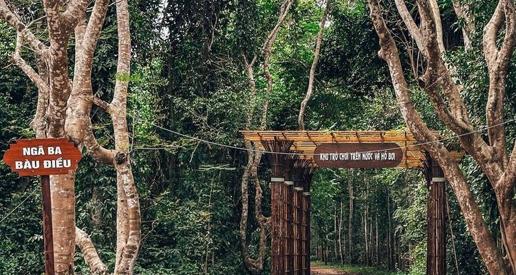 Sentier forestier avec panneaux traditionnels vietnamiens.