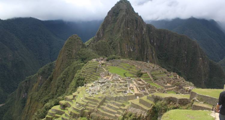 Panoramablick auf Machu Picchu mit Wolken, die über den Bergen aufziehen.