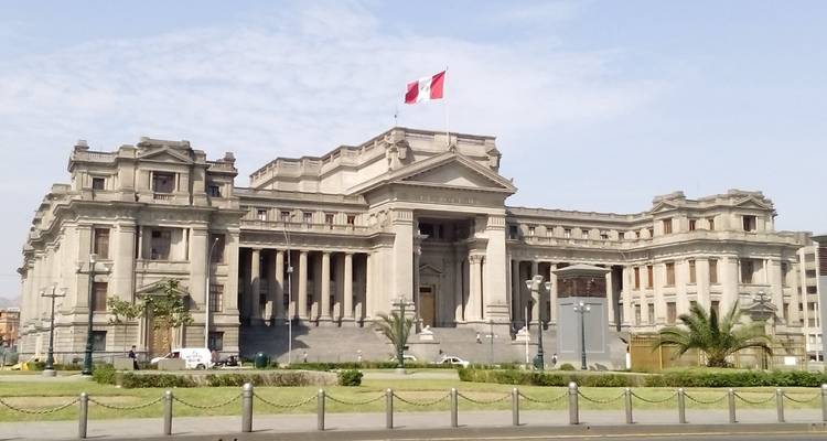 Die großartige Fassade eines historischen Gebäudes mit einer Flagge, die oben weht.