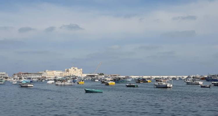 Un port avec des bateaux sous un ciel nuageux.