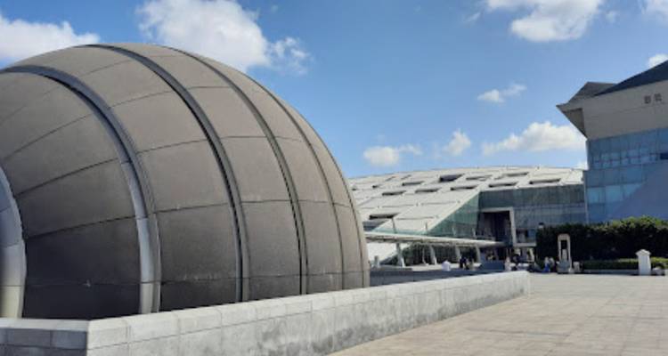 Bâtiments modernes dans une zone urbaine.