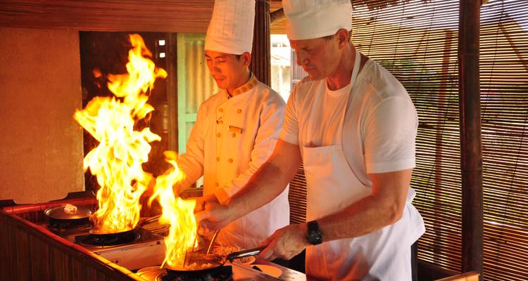 Cours de cuisine avec plats flambés et chefs