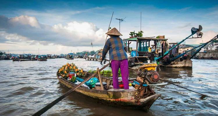 Bateau traditionnel en bois dans un marché flottant animé