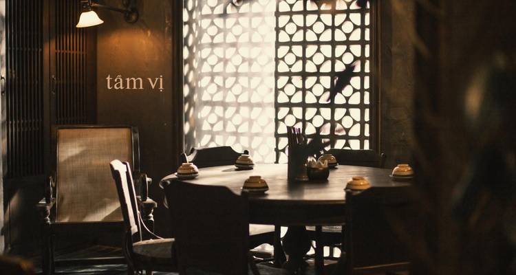 Restaurant traditionnel faiblement éclairé avec des inscriptions vietnamiennes sur le mur