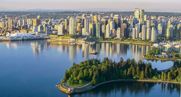 Luftaufnahme von Vancouver mit Stanley Park und Wasser.