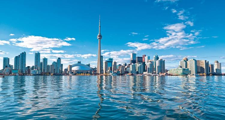 Skyline von Toronto mit dem CN Tower und der Uferpromenade.