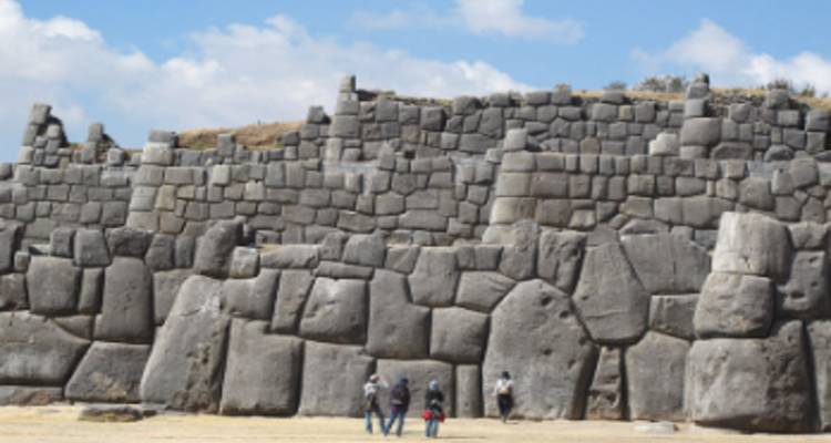 Murs de pierre anciens massifs avec des personnes debout pour l'échelle.