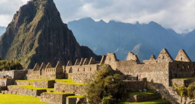 Machu Picchu avec la montagne emblématique et les ruines incas.
