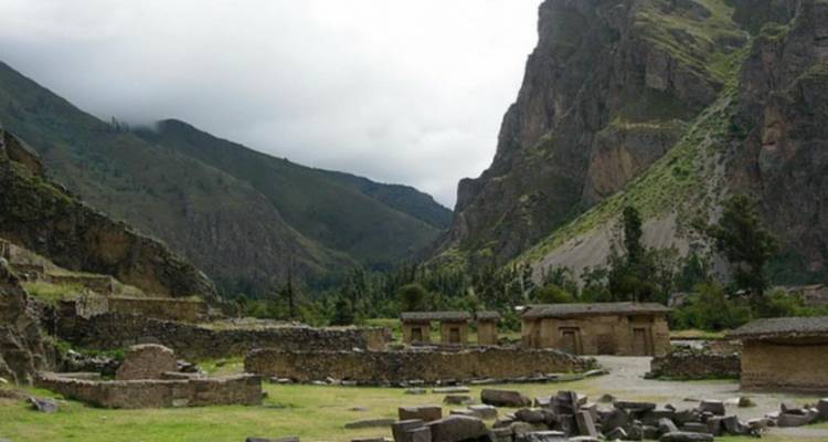 Ruines situées dans une vallée montagneuse.