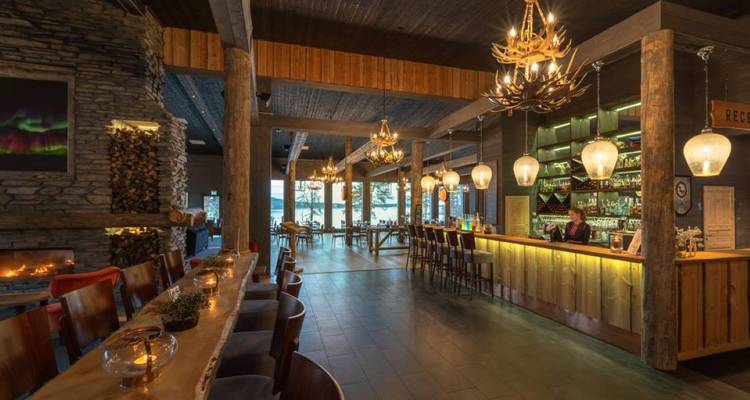 Intérieur d'un bar rustique avec éclairage décoratif.