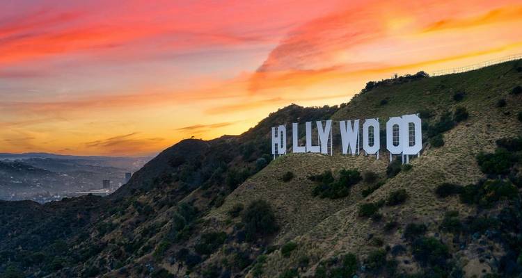 Het Hollywood-bord staat op een heuvel tijdens een levendige zonsondergang boven Los Angeles