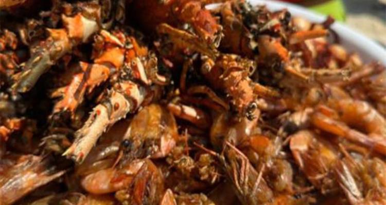 Nahaufnahme von gekochten Meeresfrüchten, einschließlich Garnelen.