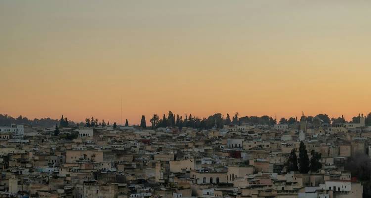 Vue aérienne de la ville de Fès au crépuscule.