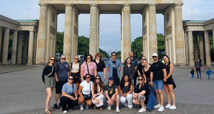 Groupe de personnes rassemblées devant la porte de Brandebourg.