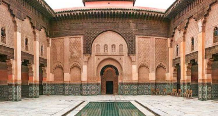 Intérieur complexe d'un bâtiment historique avec des motifs architecturaux marocains.