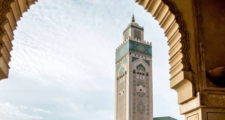 Le minaret de la mosquée Hassan II vu à travers une arcade.