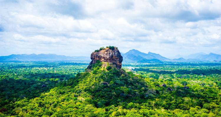 Vue panoramique du rocher de Sigiriya dans un environnement luxuriant.