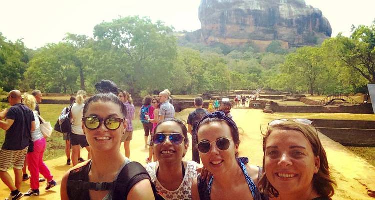 Groupe de personnes posant devant le rocher de Sigiriya.