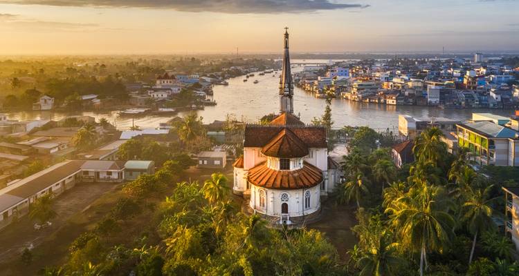 Kirche auf einer Insel im Mekong-Fluss bei Sonnenuntergang.
