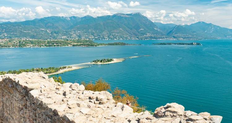 Vue panoramique du lac de Garde depuis les ruines.