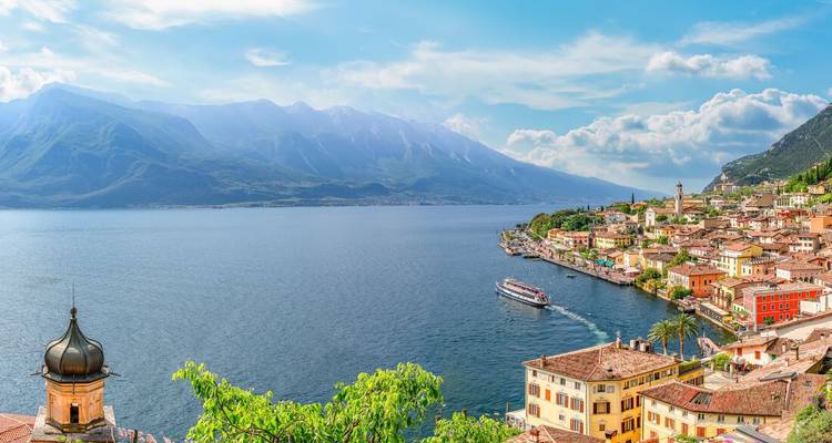 Vue sur le lac de la ville de Limone sul Garda avec les montagnes en arrière-plan.