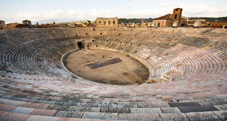 Amphithéâtre romain antique à Vérone, Italie, sous un ciel clair.