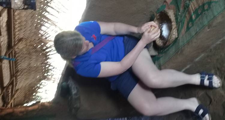 Personne pratiquant une activité culturelle à l'intérieur.