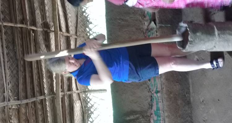 Personne pratiquant une activité culturelle à l'intérieur.