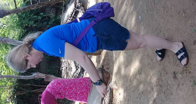 Personne observant une activité culturelle dans un cadre rural.